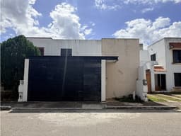 Casa en Venta en Santa fe Mérida de 4 habitaciones con alberca.
