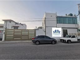 VENTA O RENTA OFICINAS CON PATIO EN COL CALETA CIUDAD DEL CARMEN