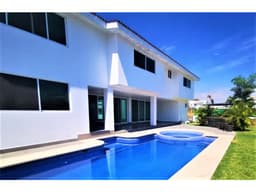 EXCELENTE CASA CON ALBERCA EN LOMA DE COCOYOC