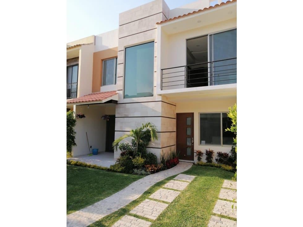 LUJOSA CASA EN PRIVADA, ALBERCA Y JARDIN — foto 1