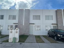 Se Renta Casa en Viñedos de 2 pisos, Cond. Balaton, Querétaro