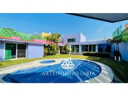 Casa en venta con alberca y jacuzzi en fraccionamiento de Cuernavaca