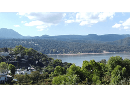 EXCELENTE PROPIEDAD VISTA AL LAGO